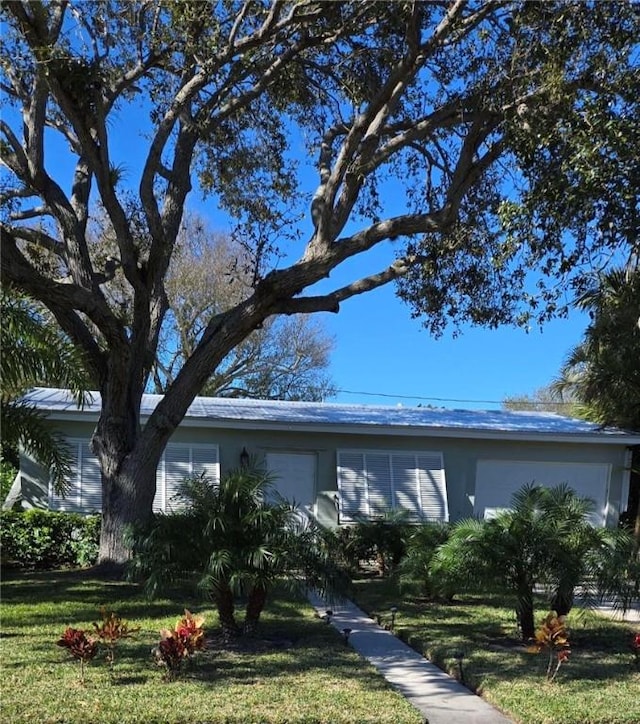 ranch-style house with a front lawn