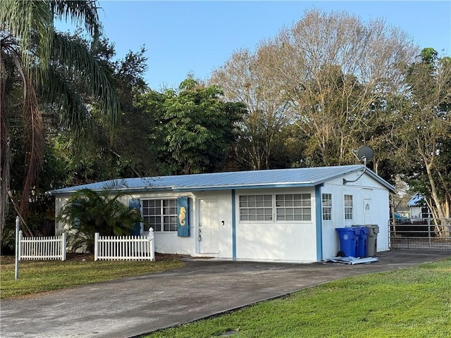 single story home featuring a front yard