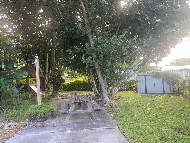 view of yard featuring a storage shed