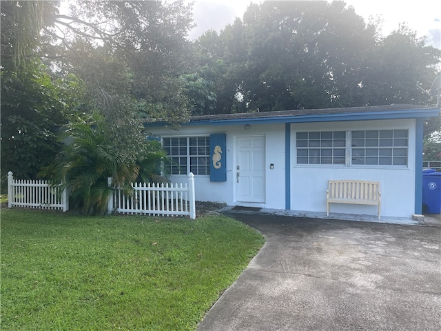 view of front of property featuring a front lawn