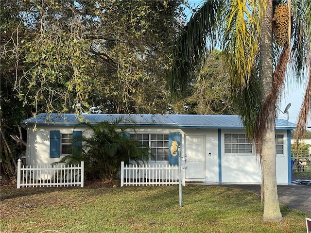 single story home with a front lawn