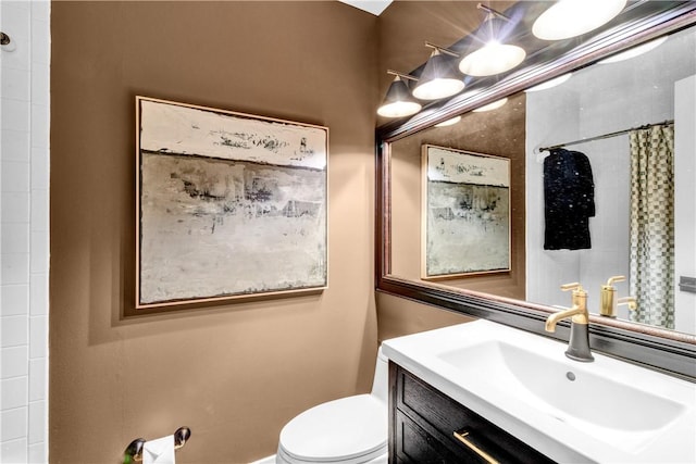 217 Grove Isle Cir Unit 217, Vero Beach, FL 32962 - full bath featuring a shower with curtain, vanity, and toilet