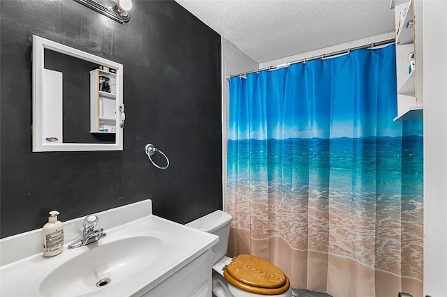 full bath with a textured ceiling, vanity, toilet, and a shower with curtain