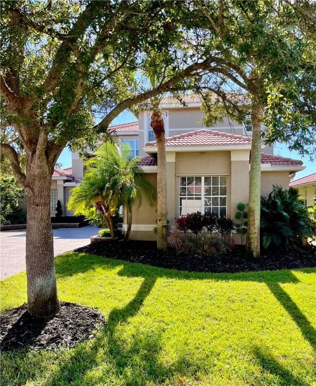 view of front of property with a front yard