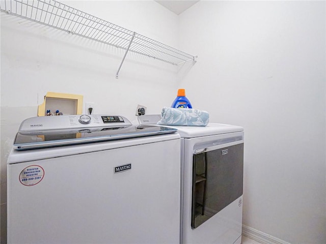 946 S Easy St, Sebastian, FL 32958 - laundry room featuring washing machine and clothes dryer and baseboards
