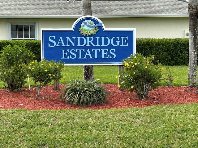 community / neighborhood sign with a lawn