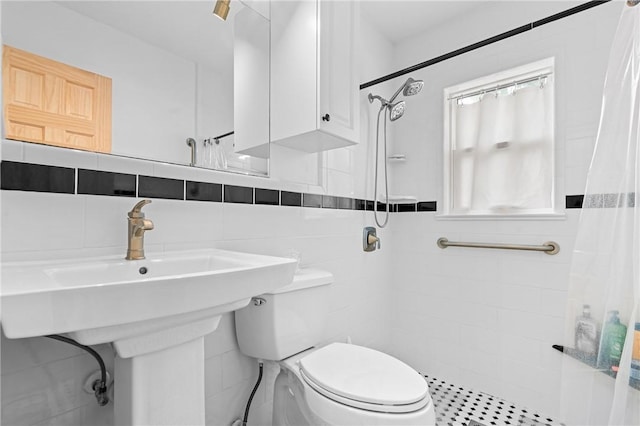 2106 36th Ave, Vero Beach, FL 32960 - full bathroom featuring tile walls and tiled shower