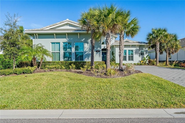 view of front facade featuring a front yard