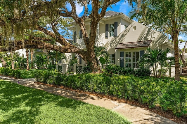 view of front facade with a front yard