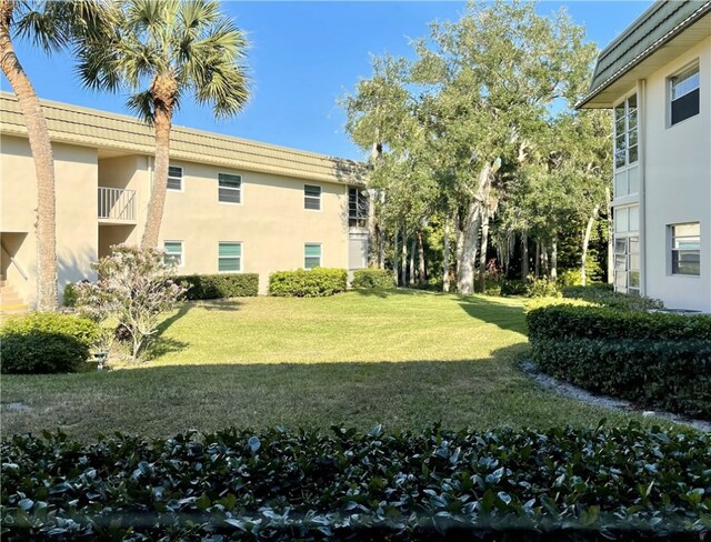 view of yard featuring a balcony