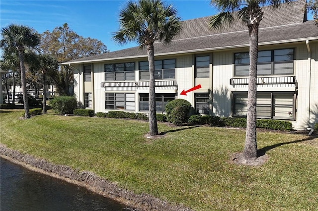 view of front of home featuring a front yard