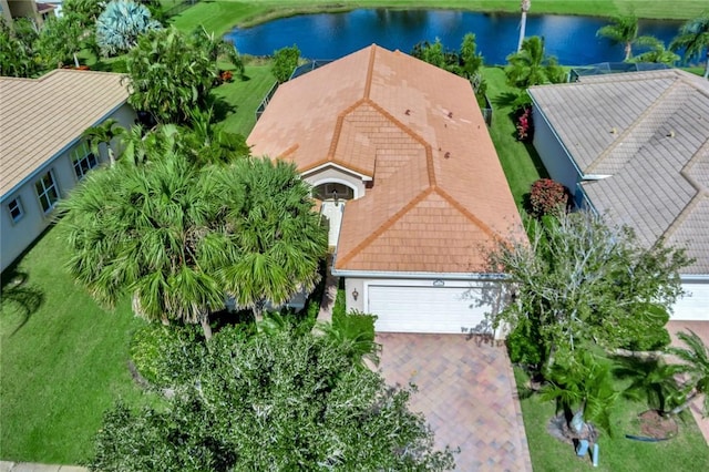 bird's eye view with a water view