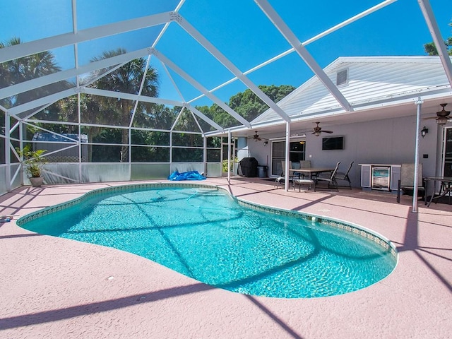 outdoor pool featuring a ceiling fan, a lanai, and a patio