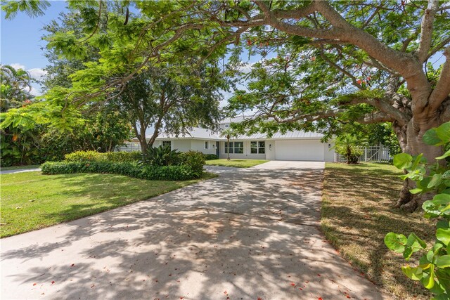 25 Park Ave, Vero Beach, FL 32960 - single story home featuring concrete driveway and an attached garage