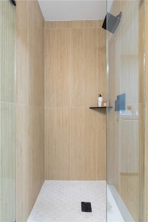 25 Park Ave, Vero Beach, FL 32960 - full bathroom featuring a walk in shower