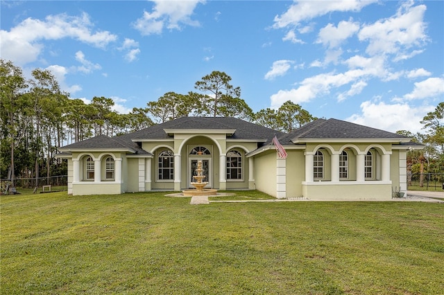 view of front of home featuring a front yard