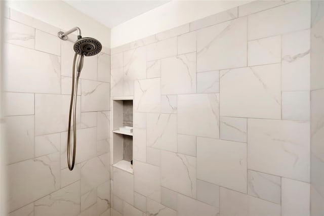 room details featuring tiled shower