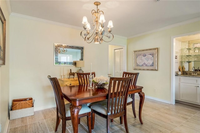 dining room featuring sink, crown molding, and a notable chandelier