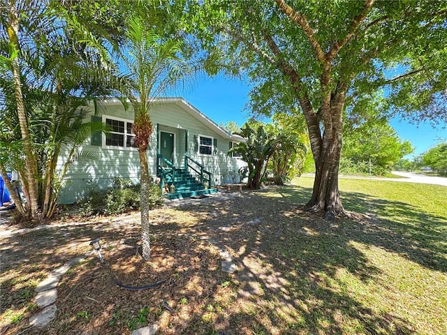 10320 92nd St, Vero Beach, FL 32967 - view of front facade with a front yard