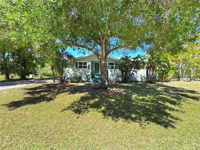 10320 92nd St, Vero Beach, FL 32967 - view of front of property featuring a front yard