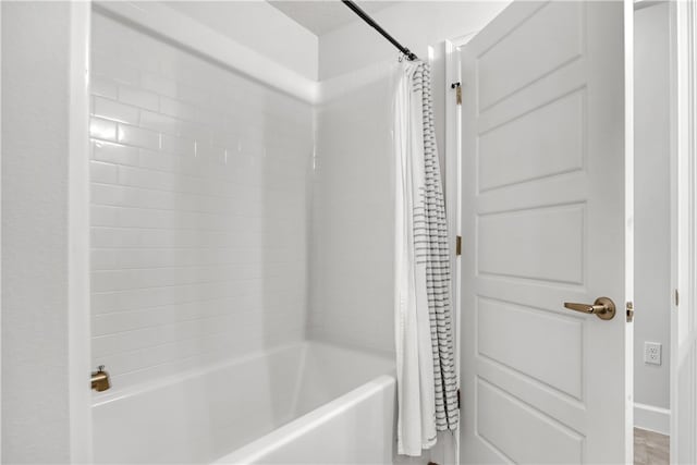 bathroom featuring shower / bath combo