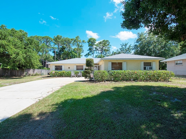 ranch-style house featuring a front yard