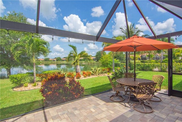 1712 Berkshire Cir SW, Vero Beach, FL 32968 - sunroom with a water view and outdoor dining space