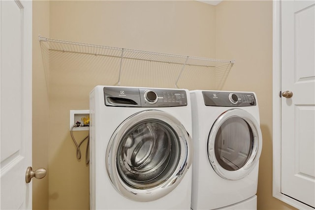 1712 Berkshire Cir SW, Vero Beach, FL 32968 - washroom featuring independent washer and dryer