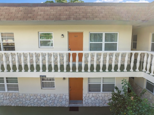 entrance to property featuring a balcony