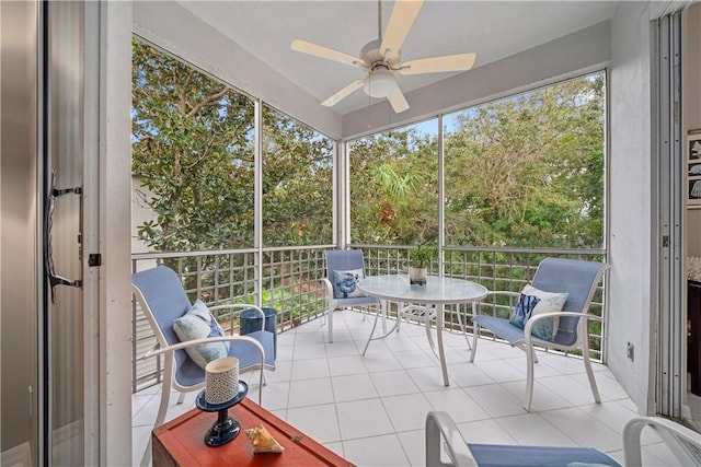 sunroom / solarium with a ceiling fan