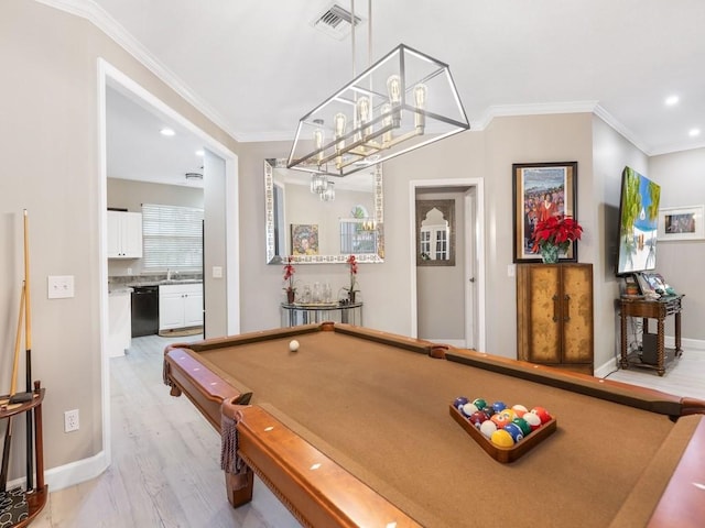 rec room featuring sink, light hardwood / wood-style floors, crown molding, and pool table