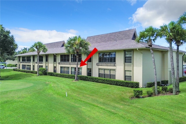 view of front of property featuring a front yard