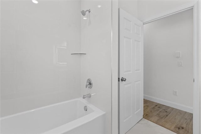 bathroom with tiled shower / bath combo