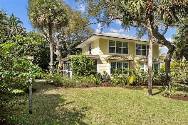 view of front of property featuring a front yard