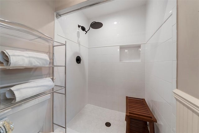 bathroom featuring a tile shower