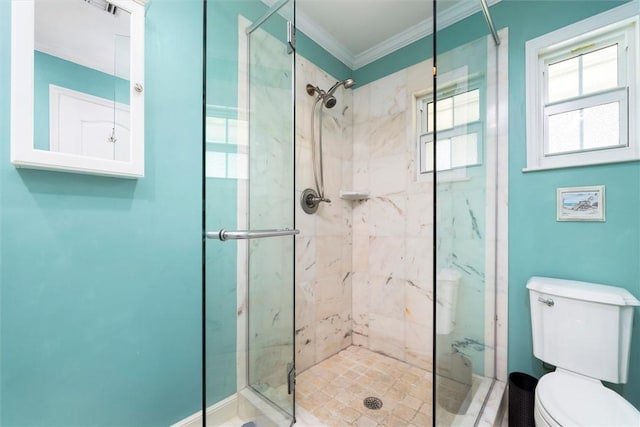 bathroom with crown molding, a shower with door, and toilet