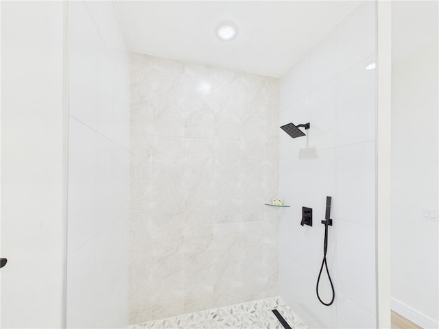bathroom featuring tiled shower