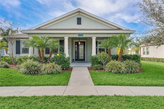 view of front of house featuring a front lawn