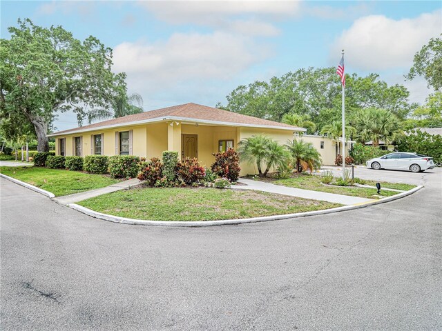 view of front of house featuring a front yard