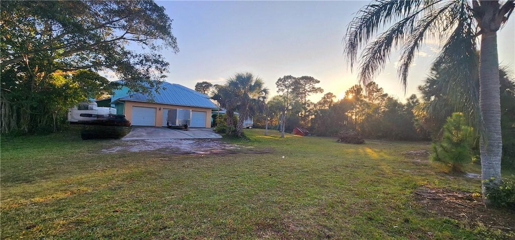 yard at dusk with a garage