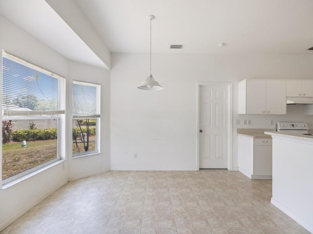 kitchen with under cabinet range hood, electric range oven, light countertops, visible vents, and pendant lighting