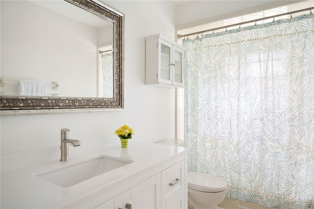 616 Broadway St, Vero Beach, FL 32960 - bathroom featuring toilet, vanity, and a shower with curtain