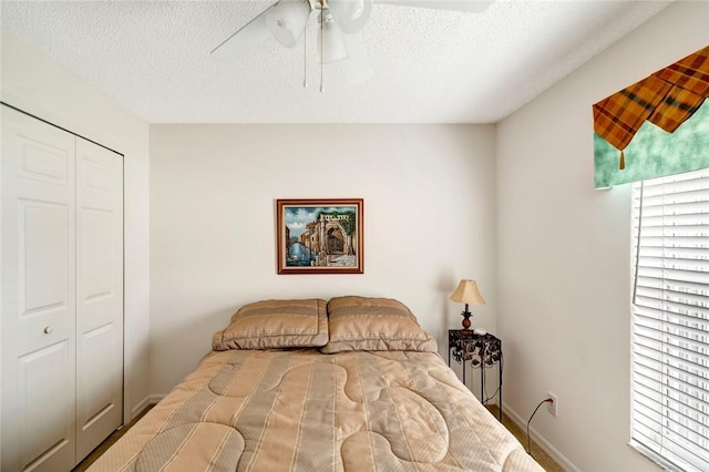 bedroom featuring ceiling fan, a closet, and a textured ceiling