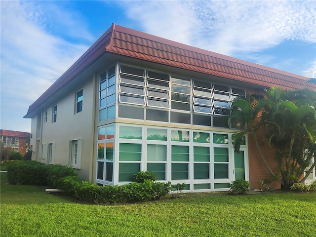 view of side of property featuring a yard