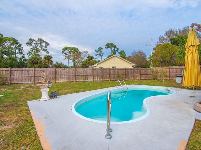 2101 13th Ave SW, Vero Beach, FL 32962 - view of swimming pool featuring a lawn
