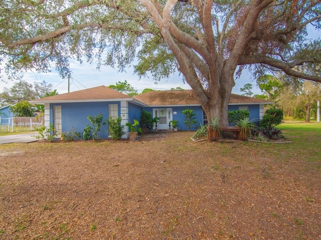 ranch-style home featuring a front lawn