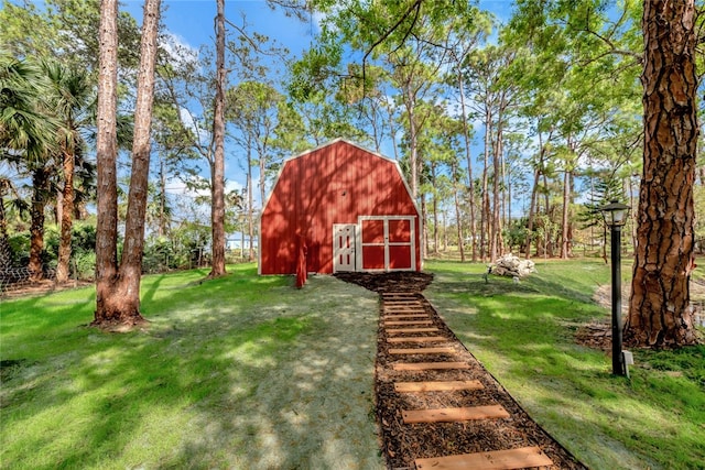 view of yard featuring an outbuilding