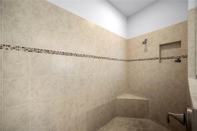 bathroom featuring a tile shower