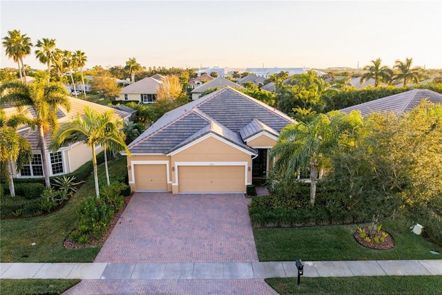 view of front of property featuring a yard