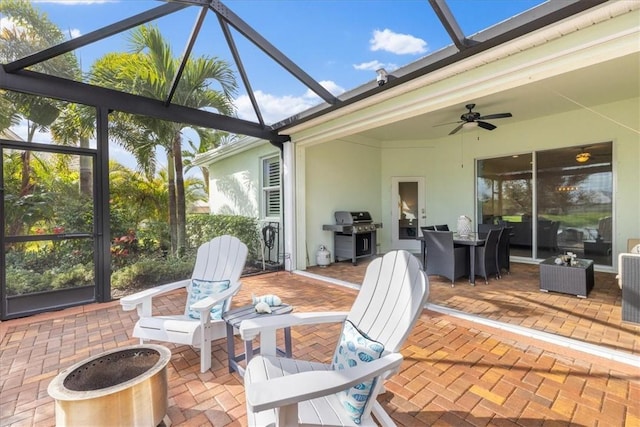 sunroom / solarium with ceiling fan